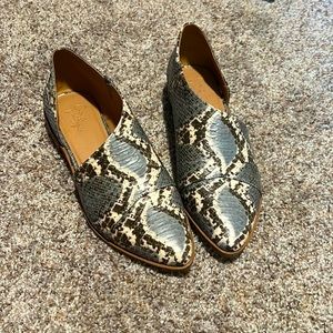 Crown vintage snake skin cutout shoes